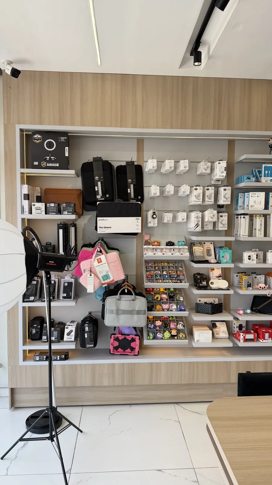 Prateleira com cabos, carregadores e adaptadores na IC Store