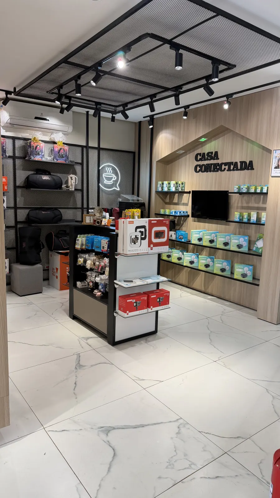 Lâmpadas e tomadas inteligentes no espaço Casa Conectada da IC Store