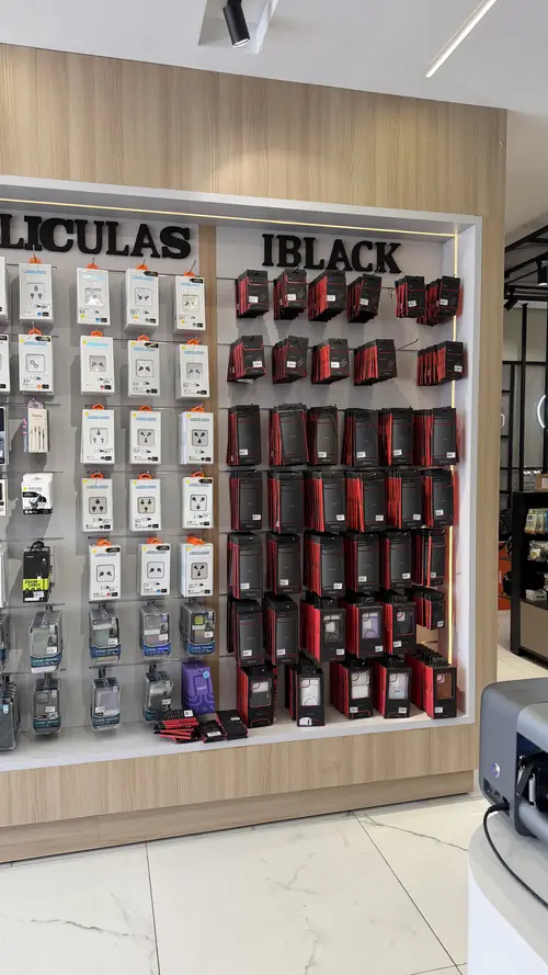 Vista interna da IC Store com os expositores iluminados