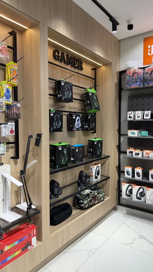 Expositor da IC Store com headsets e caixas de som em prateleiras