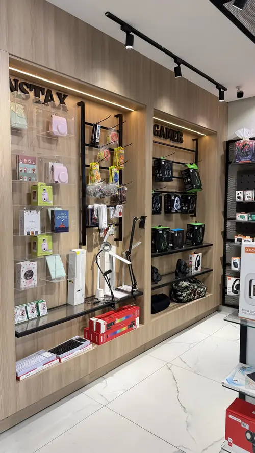 Expositor de câmeras instantâneas e itens de iluminação na IC Store