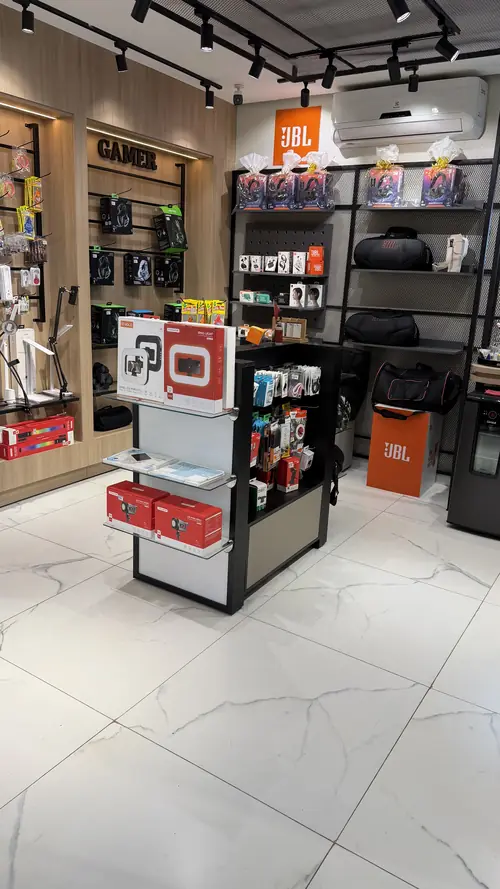 Prateleiras da IC Store com caixas de som e fones de ouvido expostos